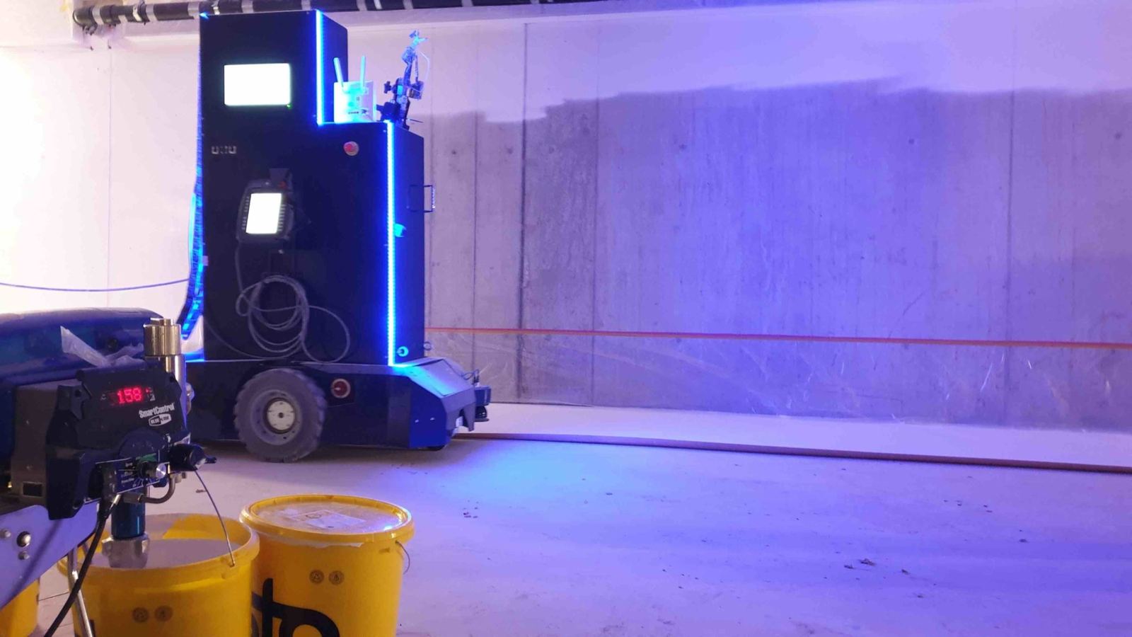Robot application vs manual application with Robosurf Wizard with Graco Texspray Mark V for spray painting on construction site