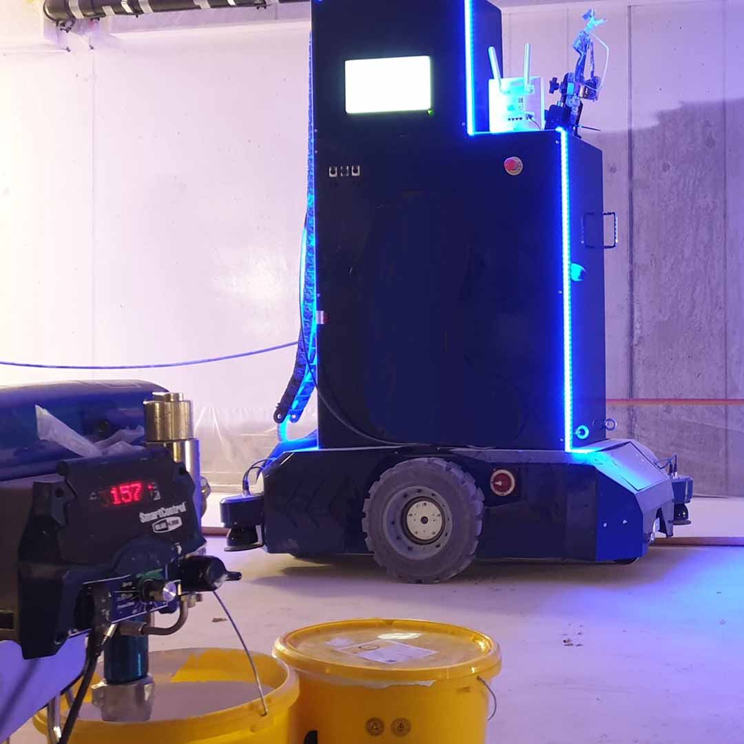 Robot application vs manual application with Robosurf Wizard with Graco Texspray Mark V for spray painting on construction site