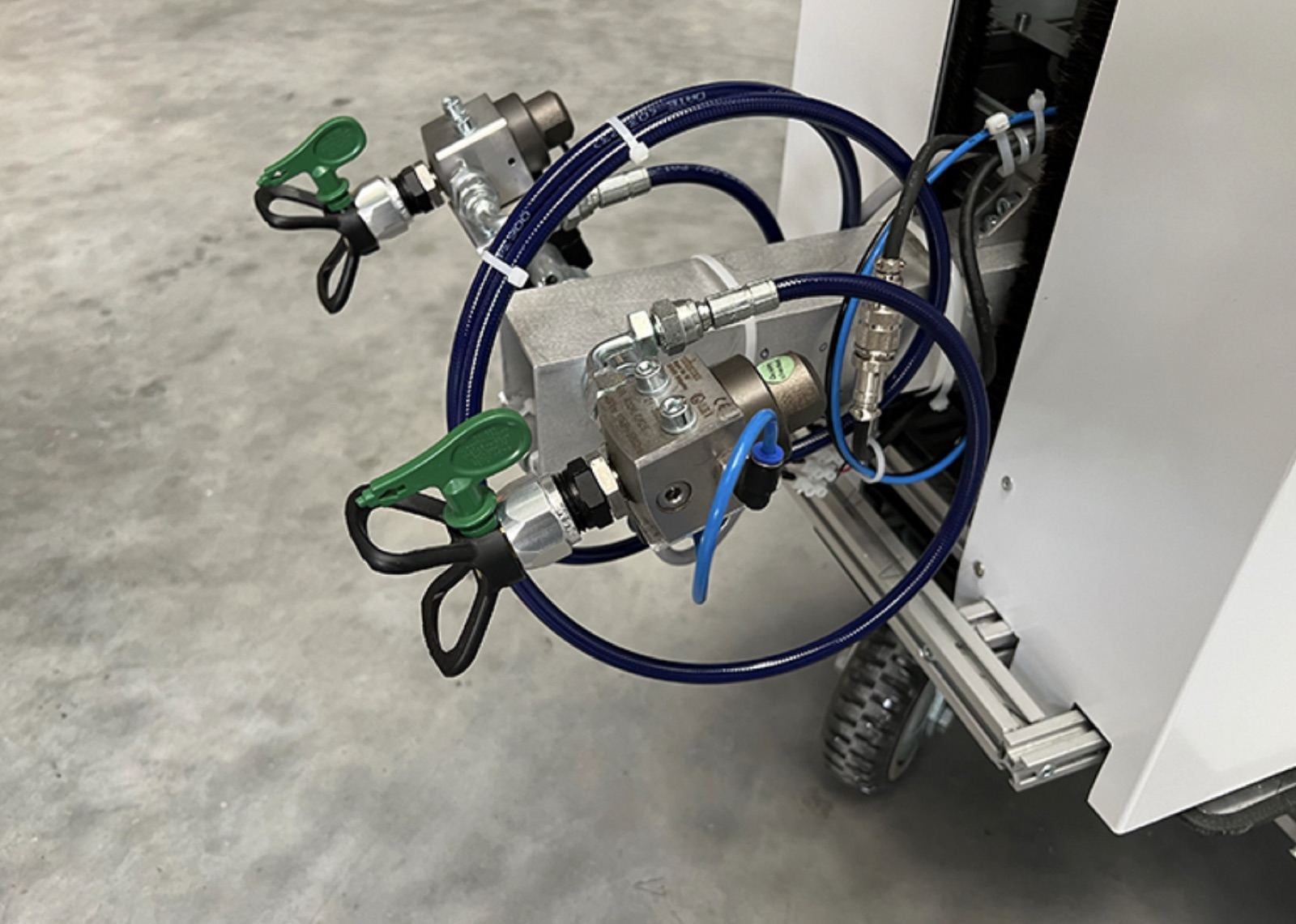 RSX Painter dual spray gun with exchangeable nozzles